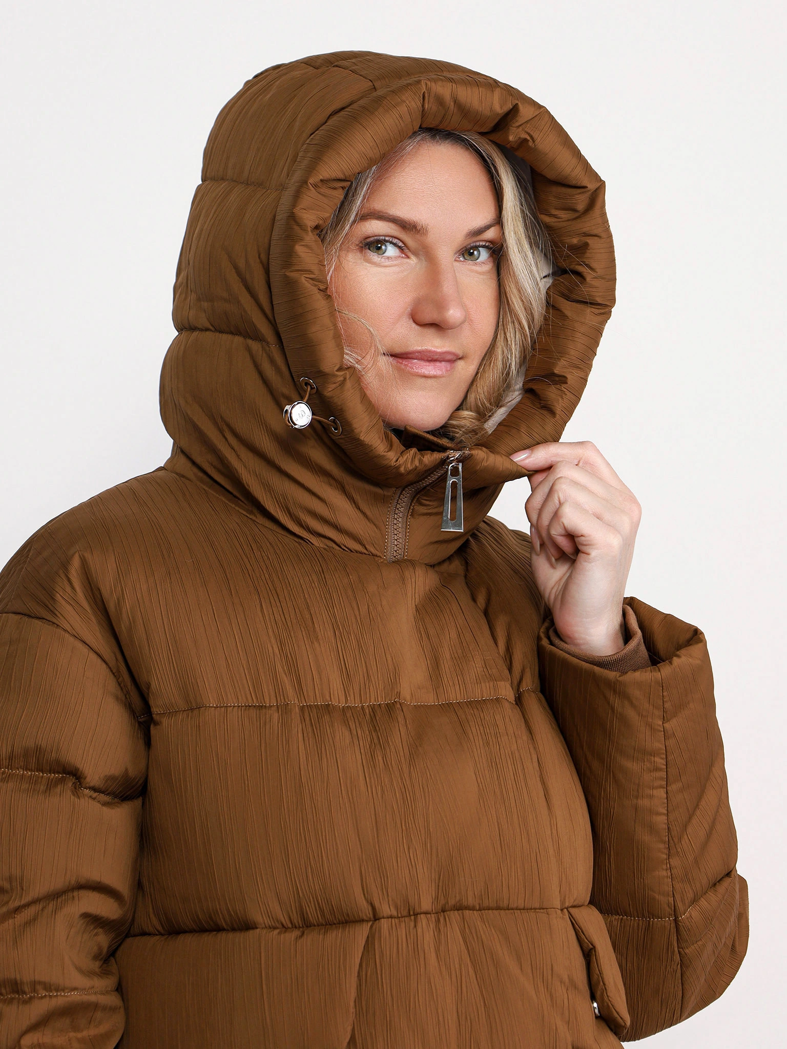 Пуховик светло-коричневого цвета с капюшоном